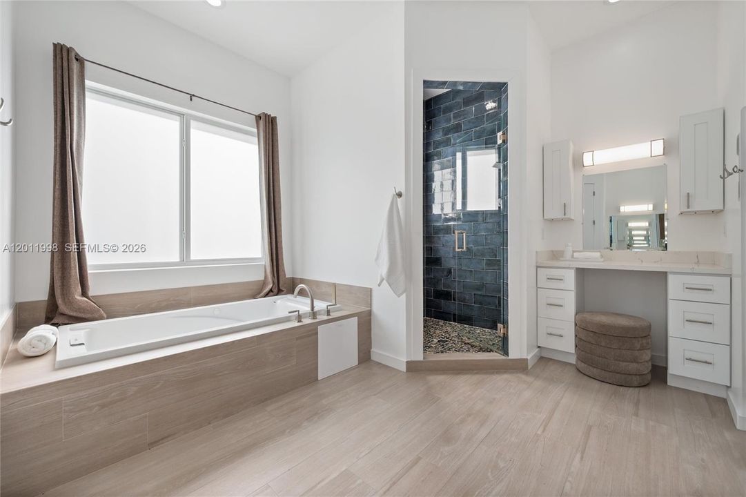 Recently Sold: $2,200,000 (4 beds, 5 baths, 3567 Square Feet)