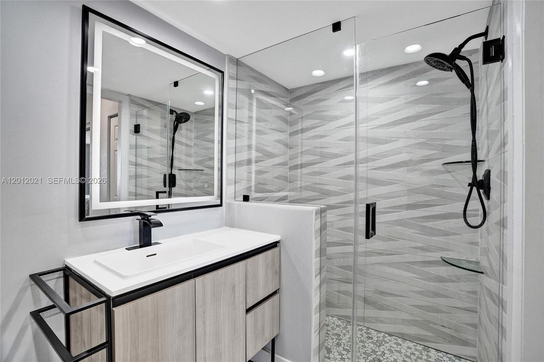 For Sale: $190,000 (1 beds, 1 baths, 775 Square Feet)