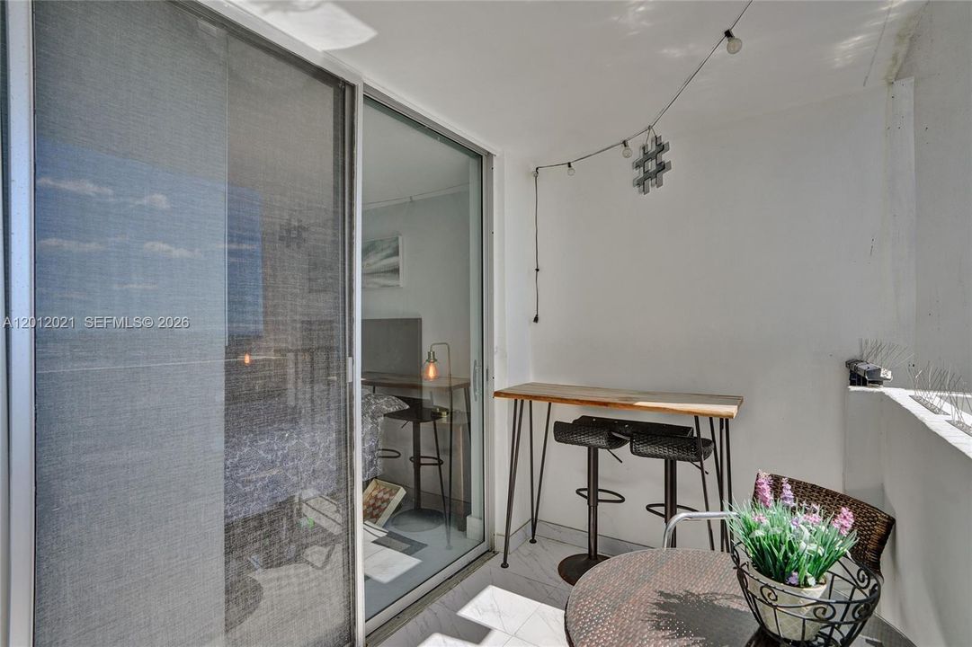 For Sale: $190,000 (1 beds, 1 baths, 775 Square Feet)