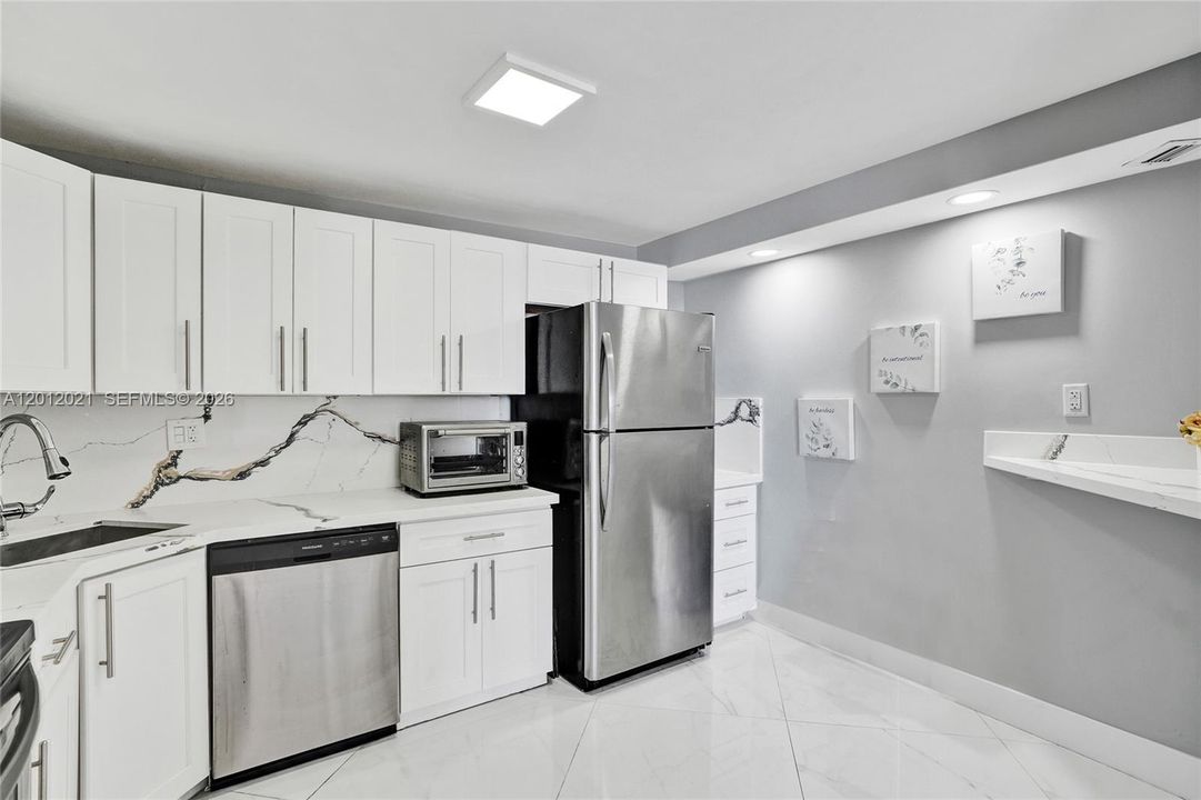 For Sale: $190,000 (1 beds, 1 baths, 775 Square Feet)