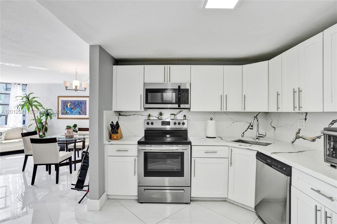 For Sale: $190,000 (1 beds, 1 baths, 775 Square Feet)