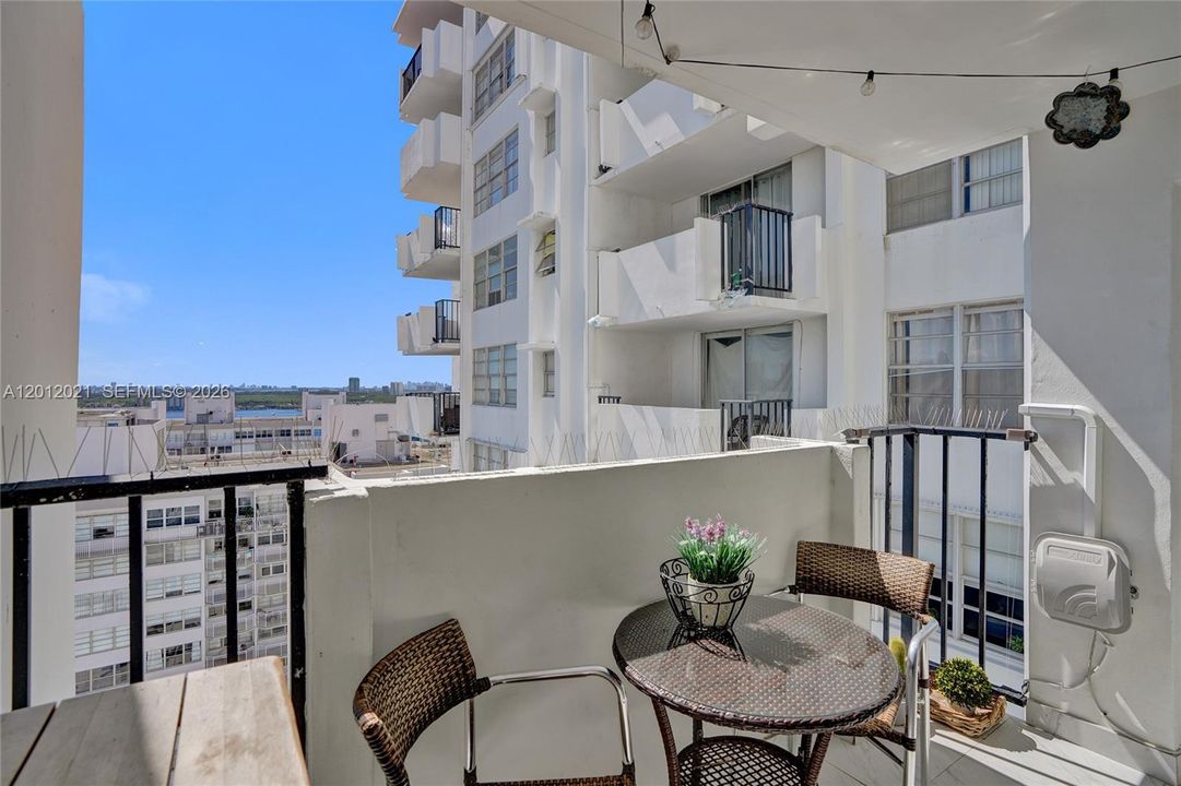 For Sale: $190,000 (1 beds, 1 baths, 775 Square Feet)