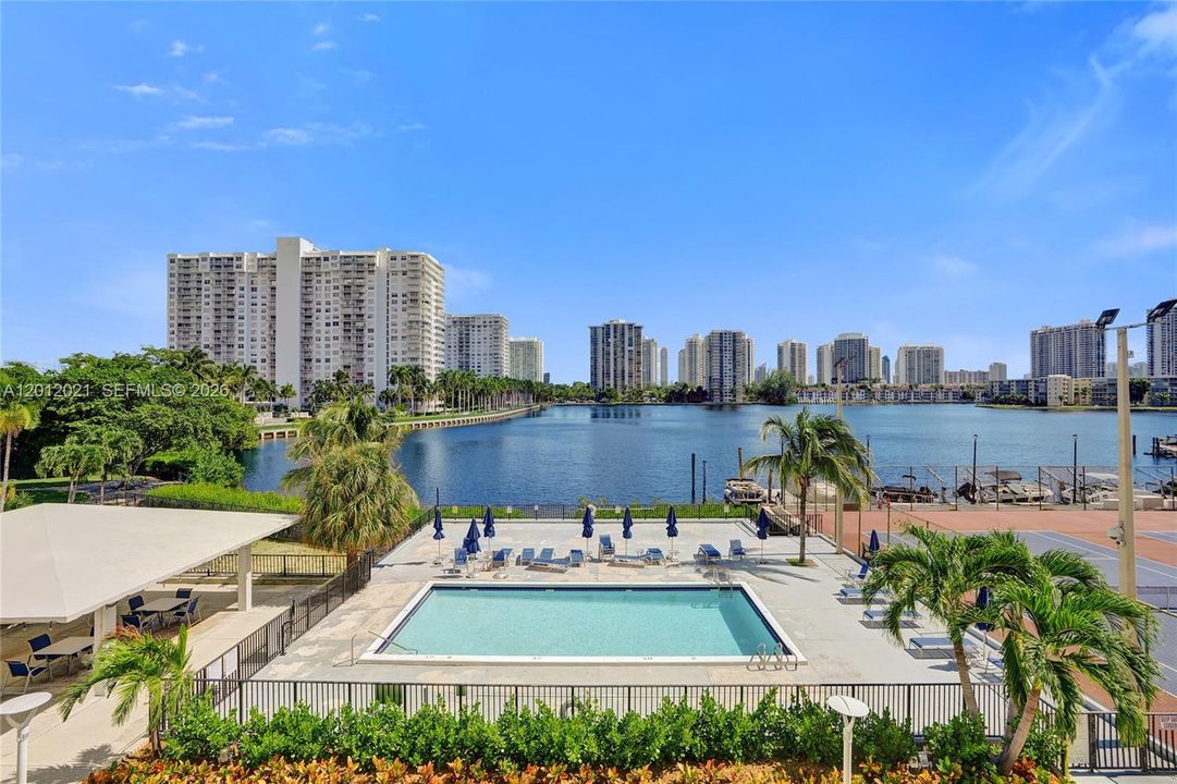 For Sale: $190,000 (1 beds, 1 baths, 775 Square Feet)