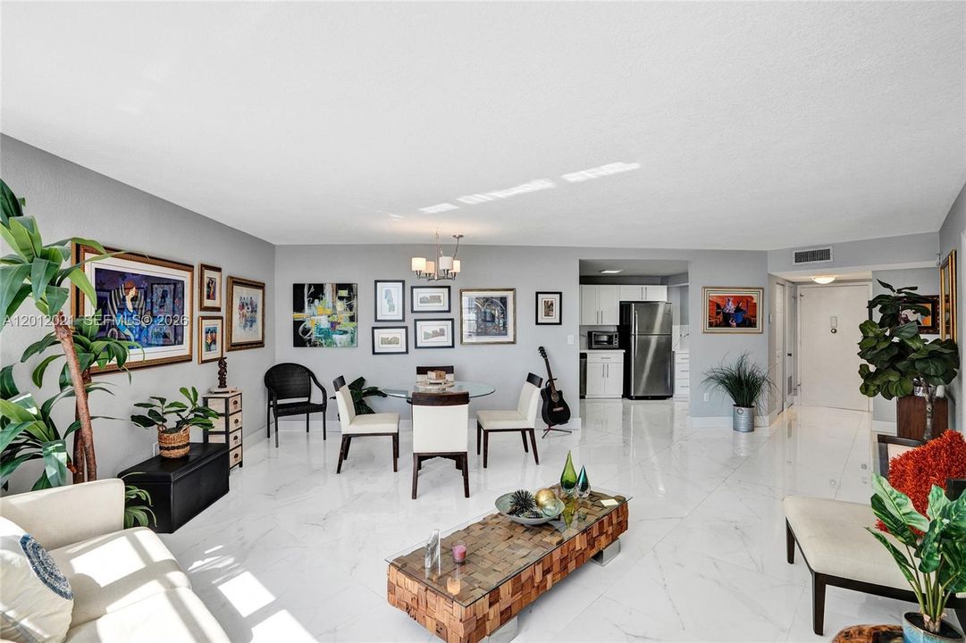 For Sale: $190,000 (1 beds, 1 baths, 775 Square Feet)