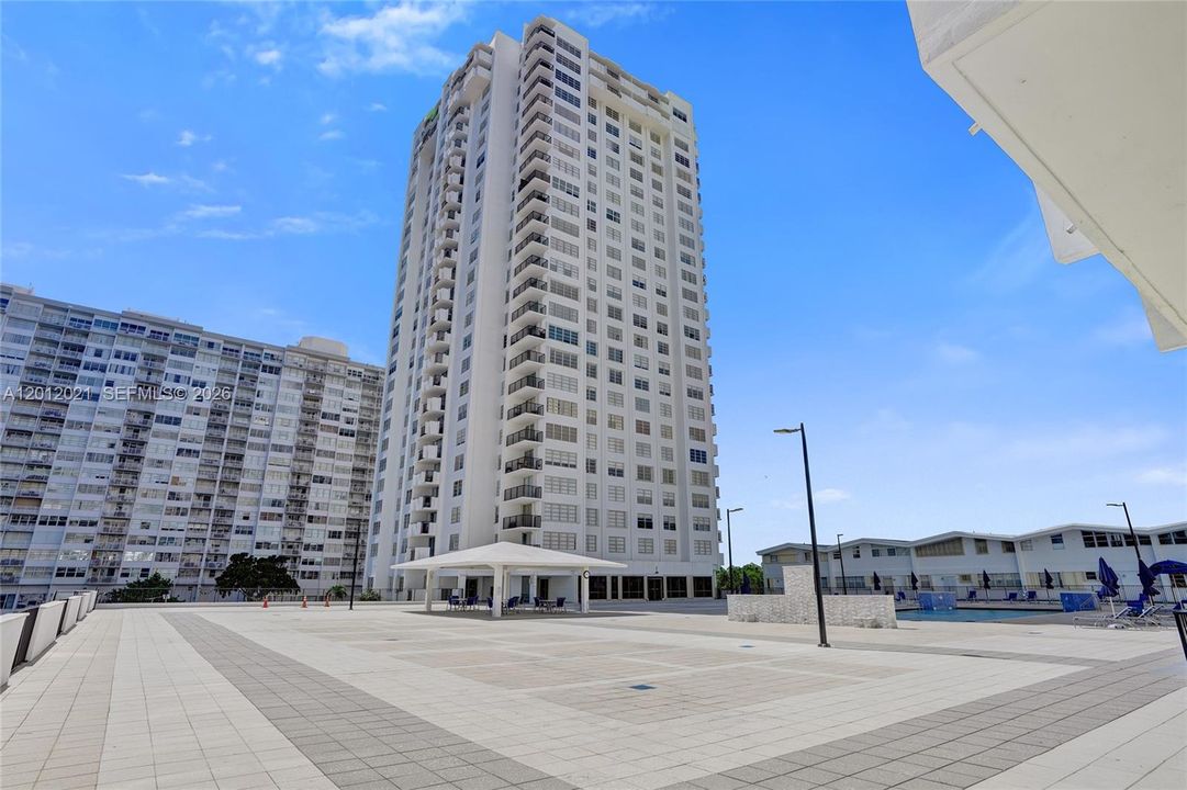 For Sale: $190,000 (1 beds, 1 baths, 775 Square Feet)