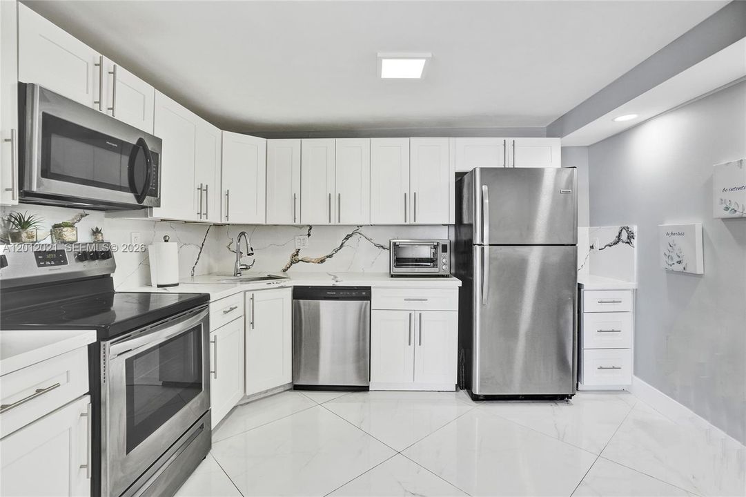 For Sale: $190,000 (1 beds, 1 baths, 775 Square Feet)