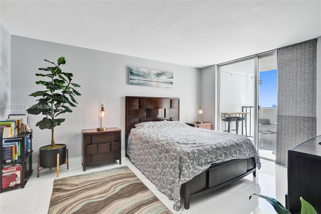 For Sale: $190,000 (1 beds, 1 baths, 775 Square Feet)