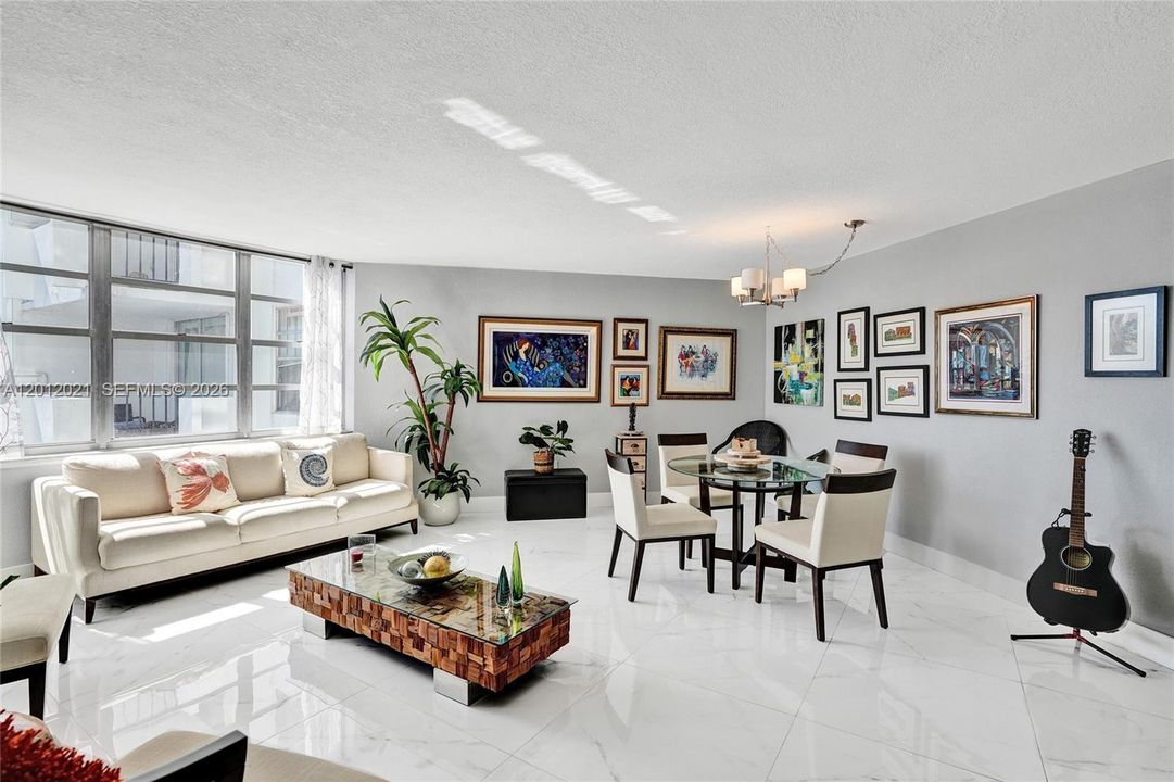 For Sale: $190,000 (1 beds, 1 baths, 775 Square Feet)