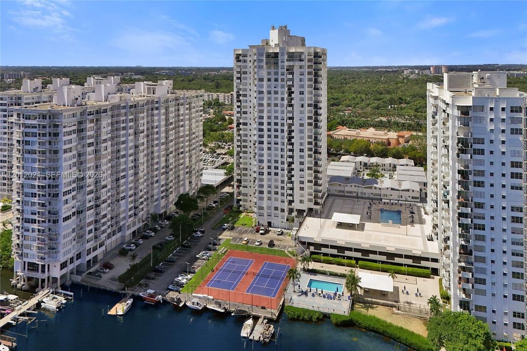 For Sale: $190,000 (1 beds, 1 baths, 775 Square Feet)