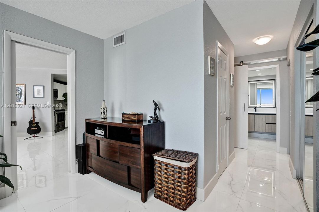 For Sale: $190,000 (1 beds, 1 baths, 775 Square Feet)