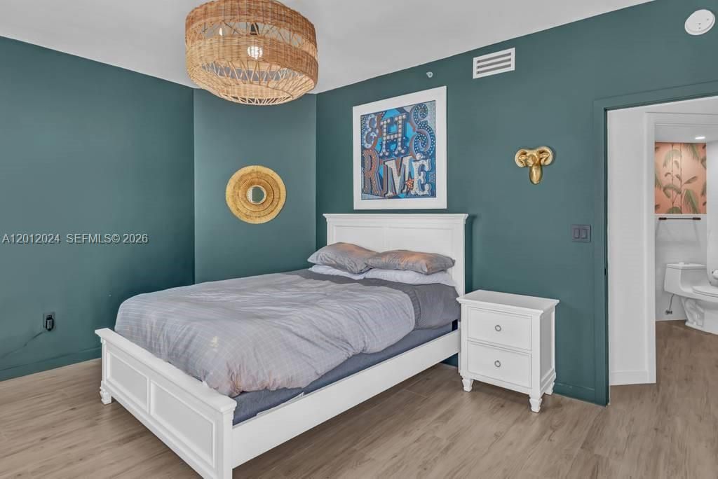 Activo con contrato: $7,400 (2 camas, 2 baños, 1280 Pies cuadrados)