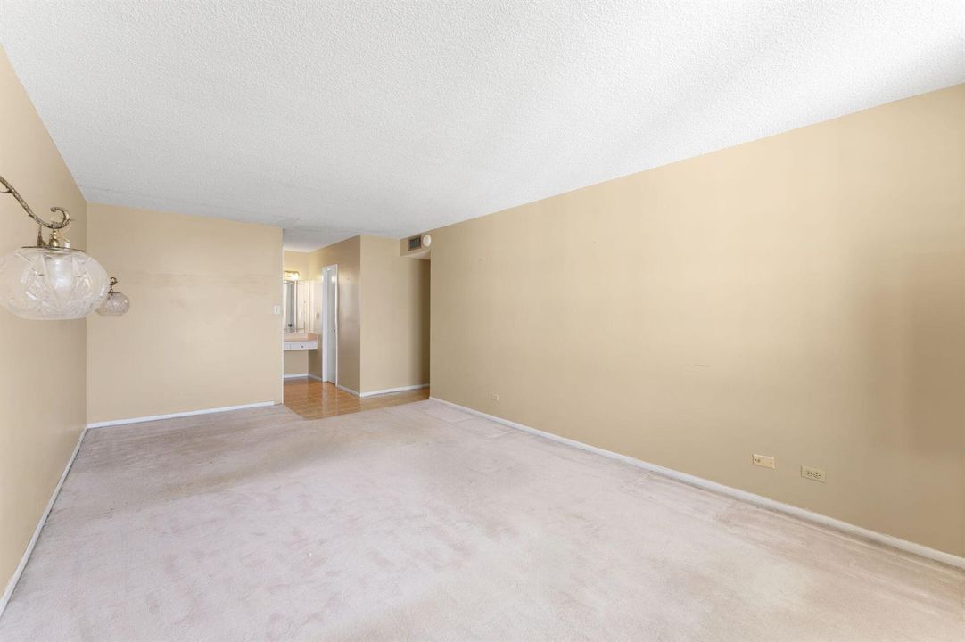 18-web-or-mls-230-174th-st-2402