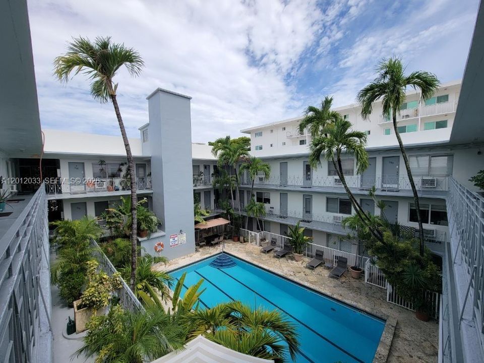 Active With Contract: $2,195 (1 beds, 1 baths, 700 Square Feet)