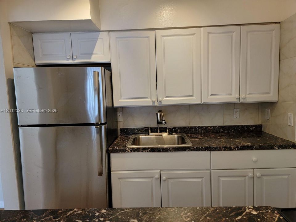 Active With Contract: $2,195 (1 beds, 1 baths, 700 Square Feet)