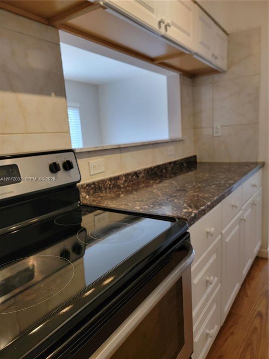 Active With Contract: $2,195 (1 beds, 1 baths, 700 Square Feet)