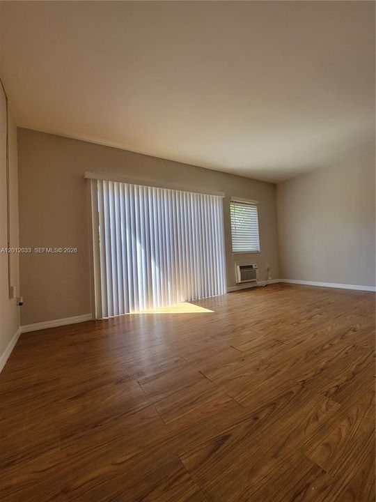 Active With Contract: $2,195 (1 beds, 1 baths, 700 Square Feet)