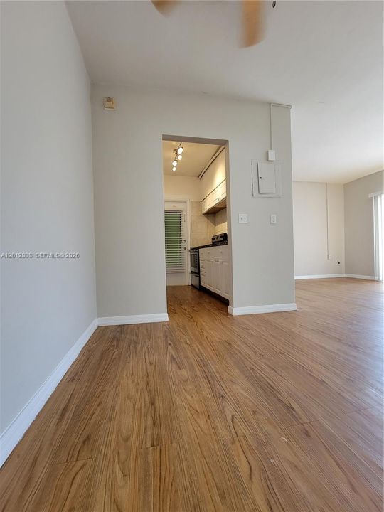 Active With Contract: $2,195 (1 beds, 1 baths, 700 Square Feet)