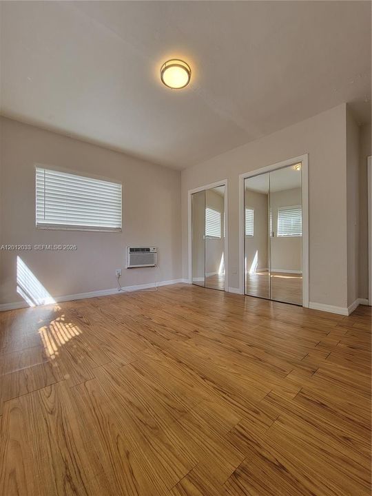 Active With Contract: $2,195 (1 beds, 1 baths, 700 Square Feet)