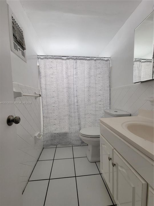Active With Contract: $2,195 (1 beds, 1 baths, 700 Square Feet)