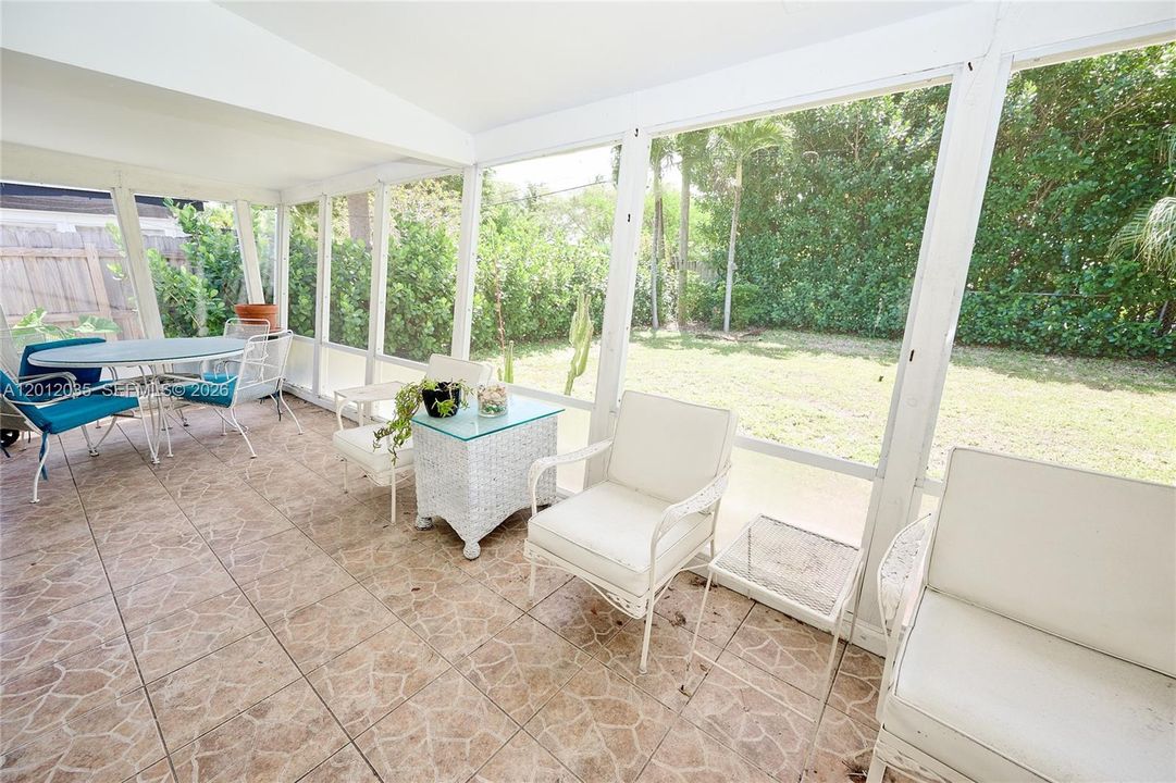 Active With Contract: $537,000 (2 beds, 1 baths, 759 Square Feet)