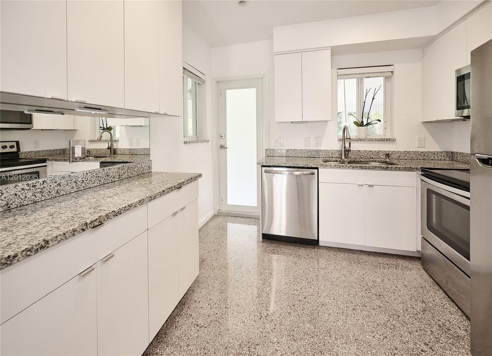 Active With Contract: $537,000 (2 beds, 1 baths, 759 Square Feet)