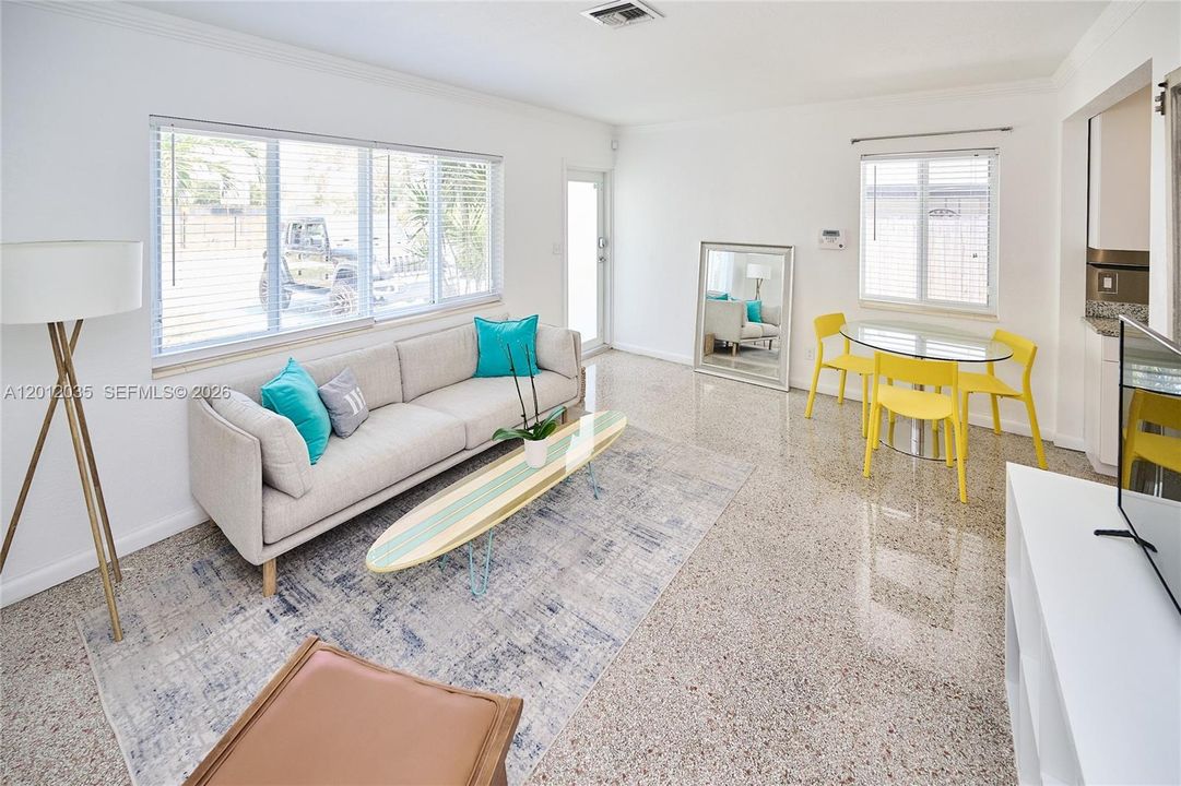 Active With Contract: $537,000 (2 beds, 1 baths, 759 Square Feet)