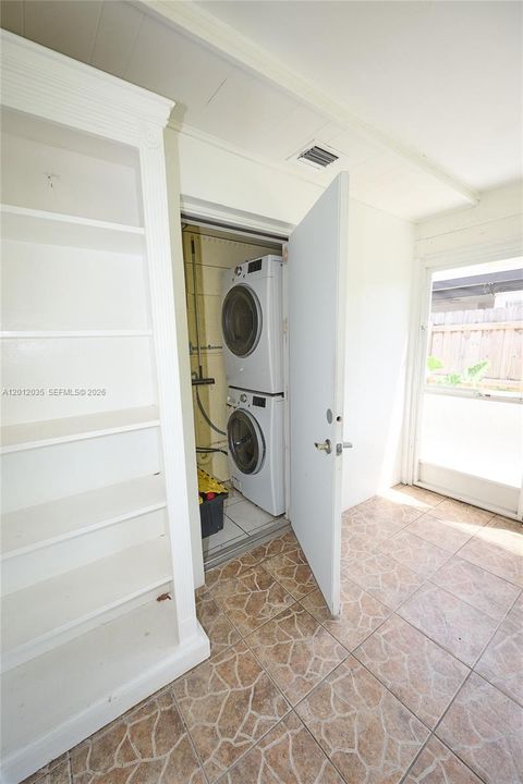 Active With Contract: $537,000 (2 beds, 1 baths, 759 Square Feet)