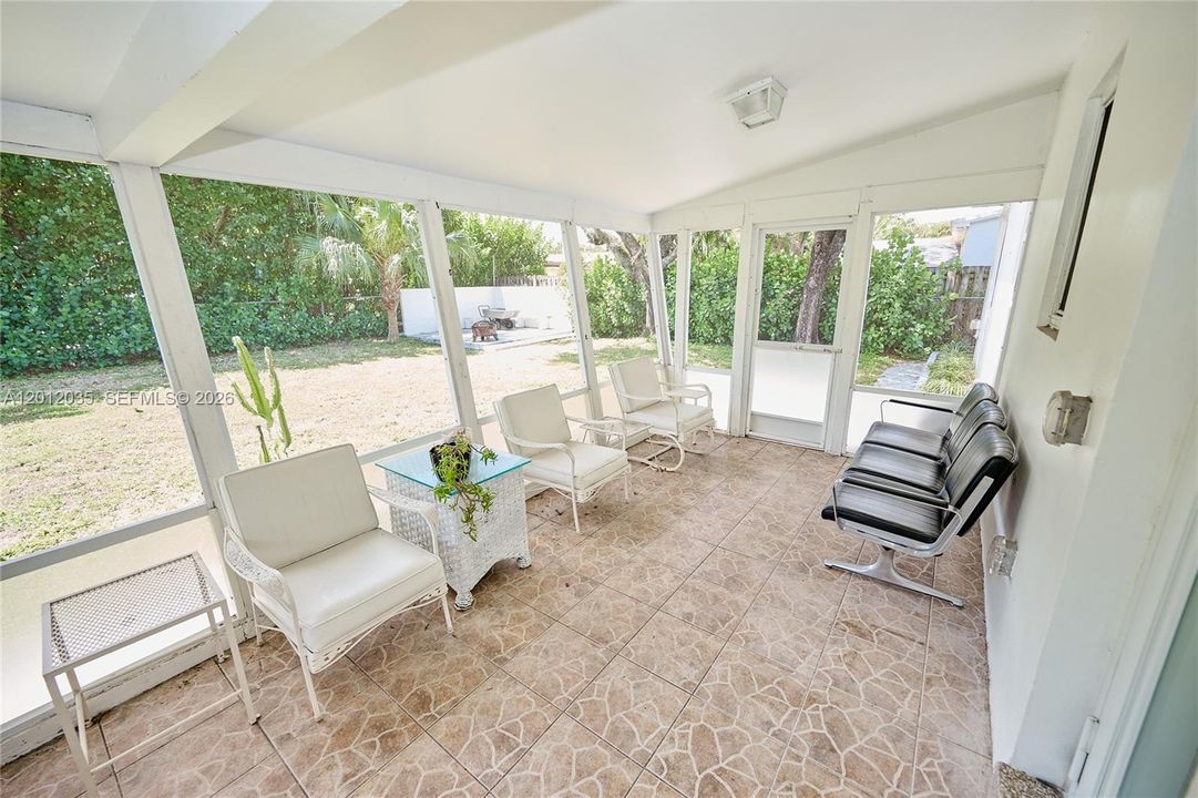 Active With Contract: $537,000 (2 beds, 1 baths, 759 Square Feet)
