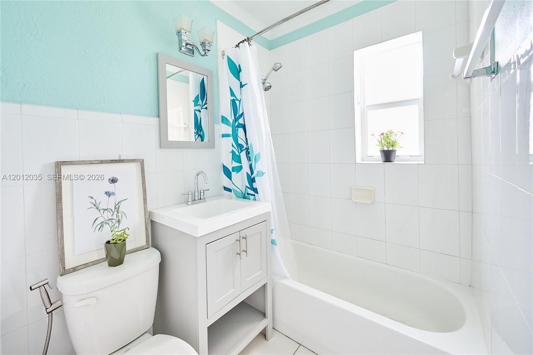 Active With Contract: $537,000 (2 beds, 1 baths, 759 Square Feet)