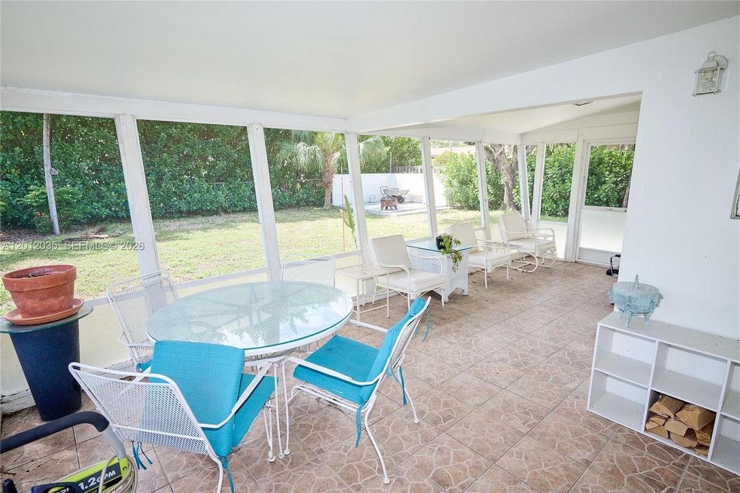 Active With Contract: $537,000 (2 beds, 1 baths, 759 Square Feet)