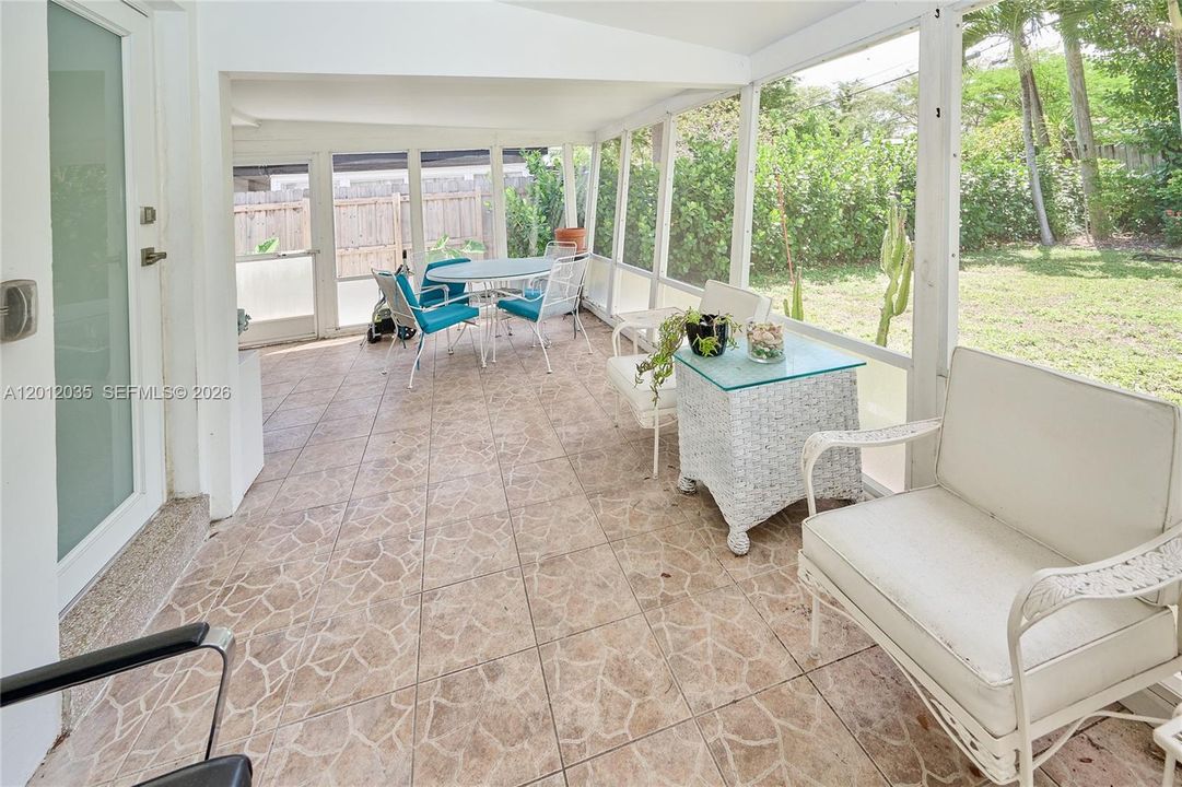 Active With Contract: $537,000 (2 beds, 1 baths, 759 Square Feet)