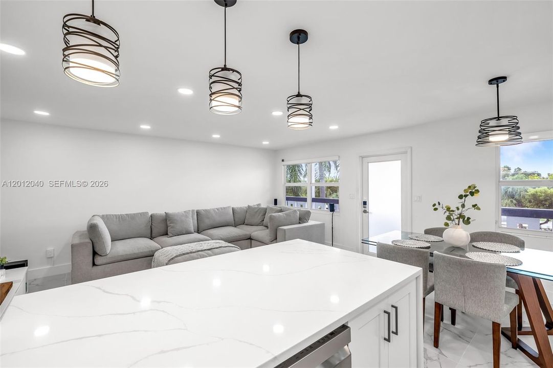 出租: $3,000 (2 贝兹, 2 浴室, 860 平方英尺)