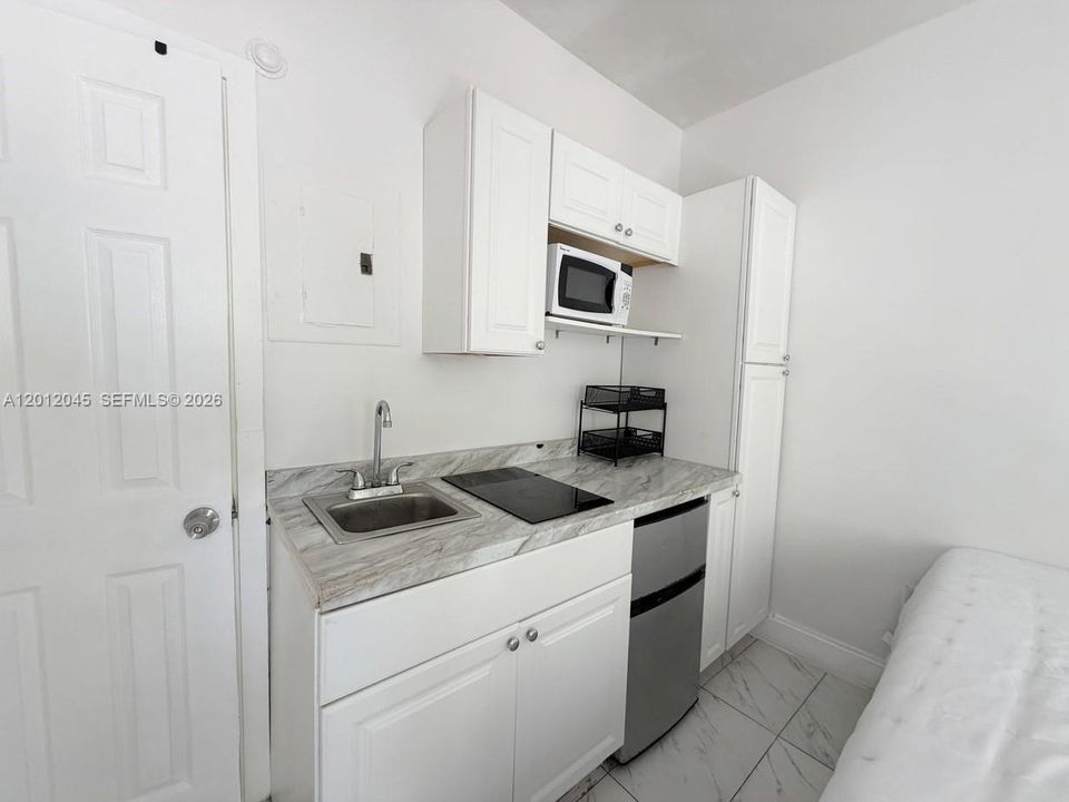For Rent: $1,450 (0 beds, 1 baths, 200 Square Feet)