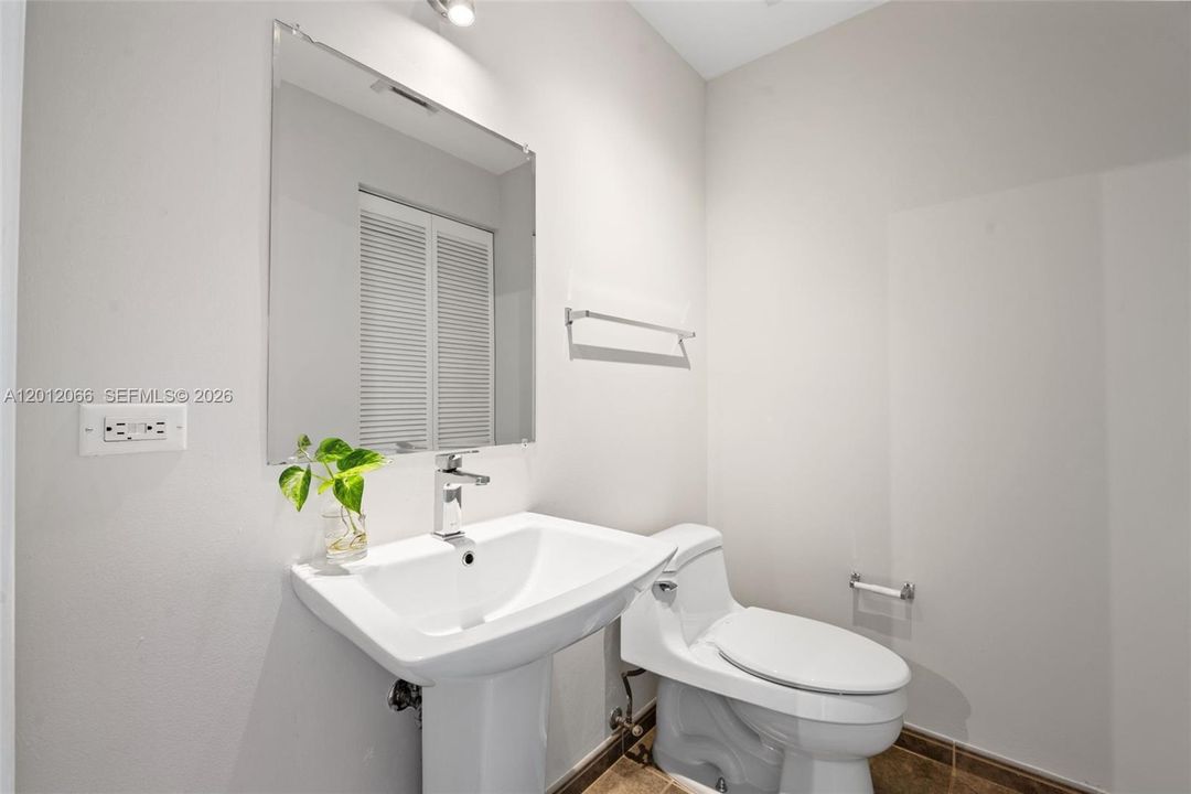For Sale: $662,000 (2 beds, 2 baths, 1088 Square Feet)
