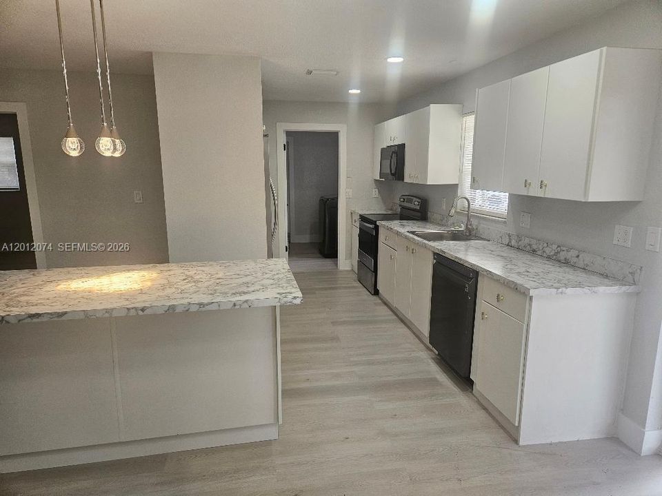 Activo con contrato: $389,900 (3 camas, 2 baños, 1446 Pies cuadrados)