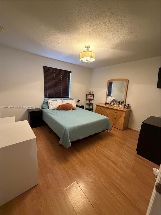 Activo con contrato: $2,350 (2 camas, 2 baños, 970 Pies cuadrados)