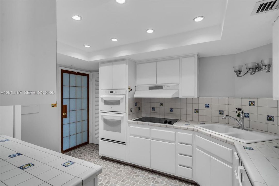 For Sale: $1,275,000 (2 beds, 2 baths, 1580 Square Feet)
