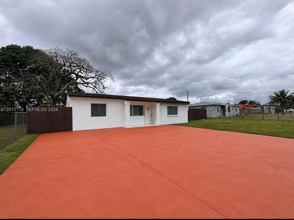 Activo con contrato: $559,000 (4 camas, 2 baños, 1200 Pies cuadrados)