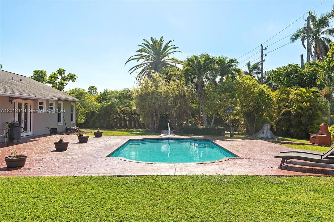For Sale: $980,000 (3 beds, 2 baths, 1826 Square Feet)