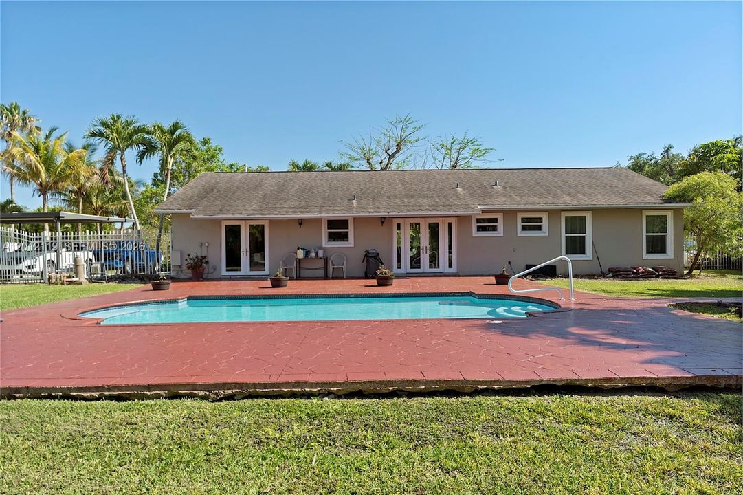 For Sale: $980,000 (3 beds, 2 baths, 1826 Square Feet)