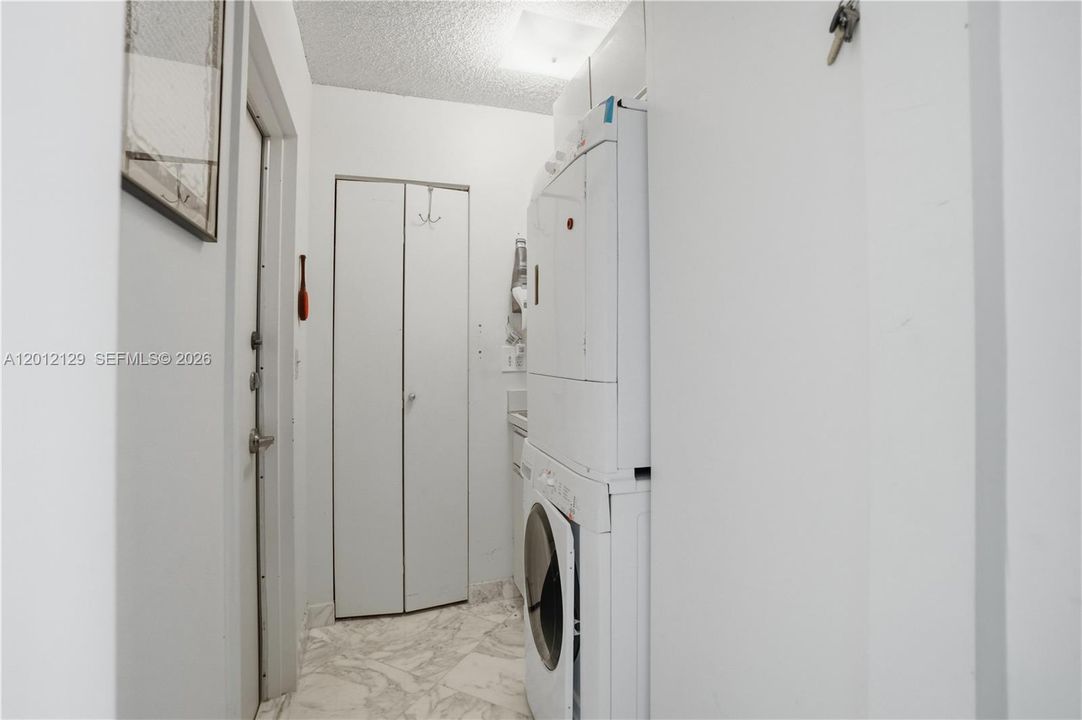 Под контрактом: $1,175,000 (2 спален, 2 ванн, 1868 Квадратных фут)