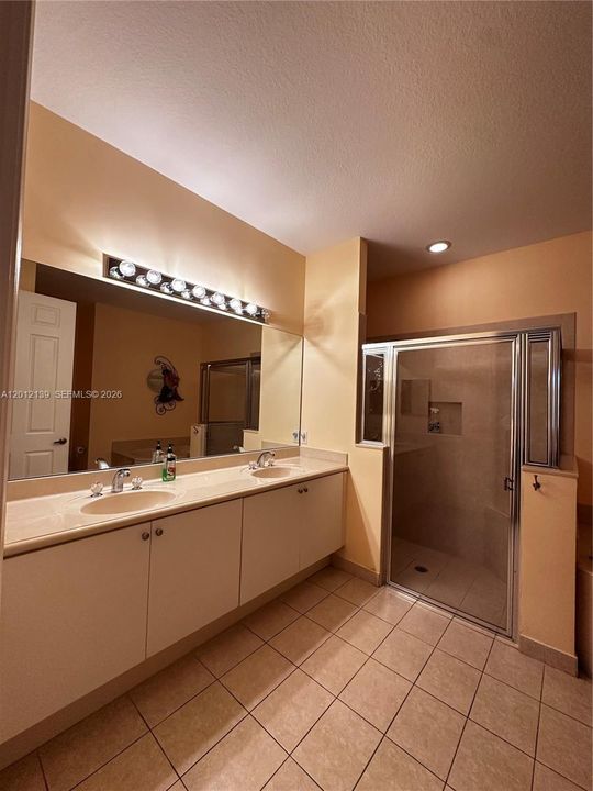 For Rent: $2,750 (3 beds, 2 baths, 1482 Square Feet)