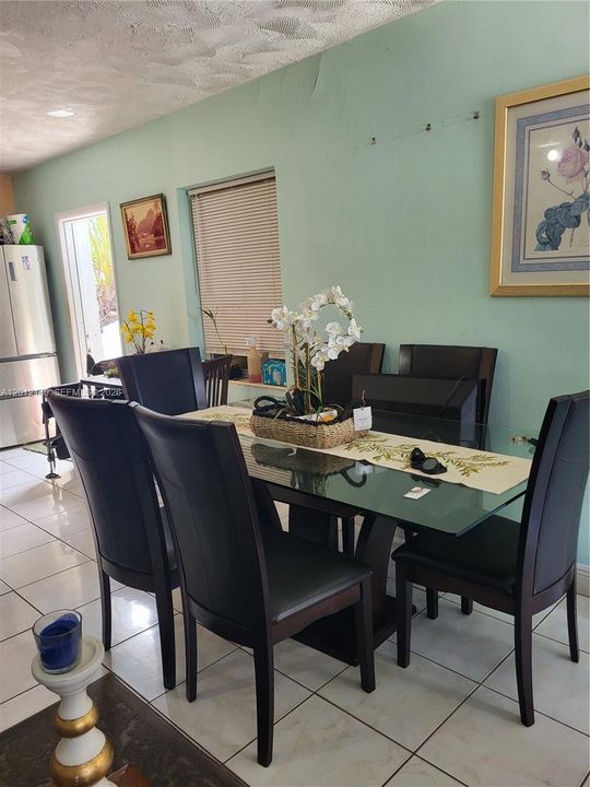 En Venta: $520,000 (4 camas, 2 baños, 1080 Pies cuadrados)