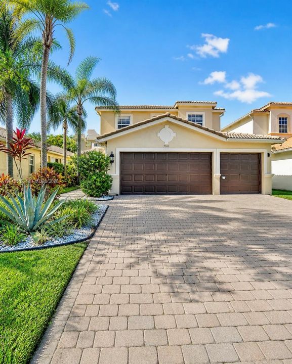 For Sale: $759,900 (5 beds, 3 baths, 2901 Square Feet)