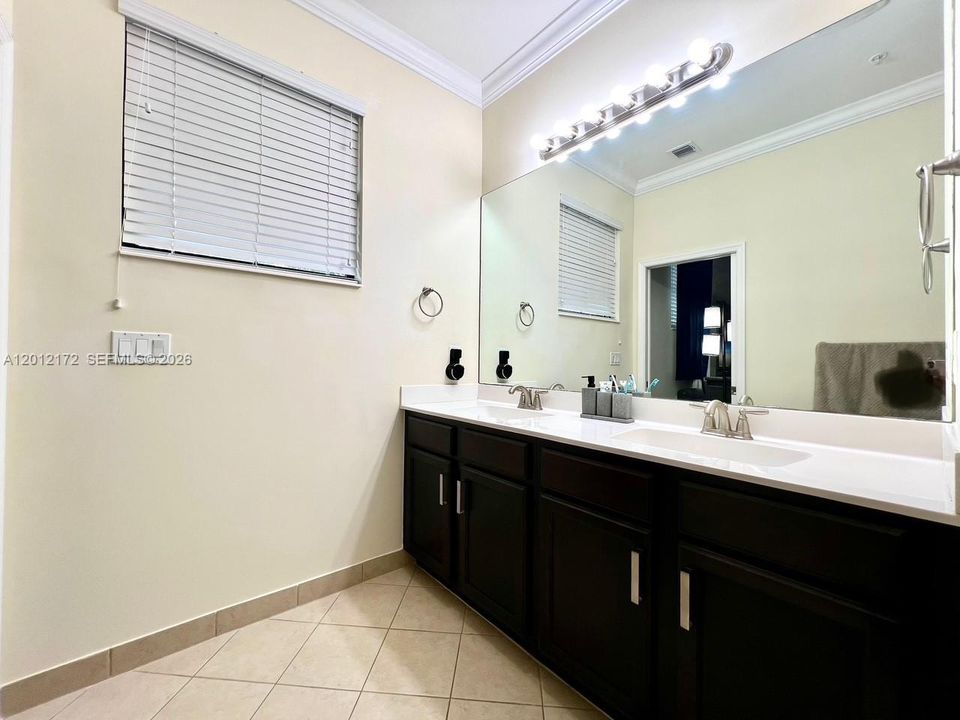 В аренду: $3,900 (3 спален, 3 ванн, 1725 Квадратных фут)