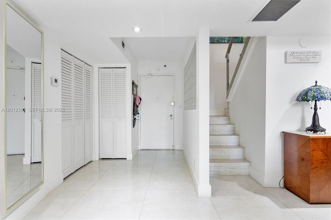 En Venta: $750,000 (2 camas, 3 baños, 2500 Pies cuadrados)