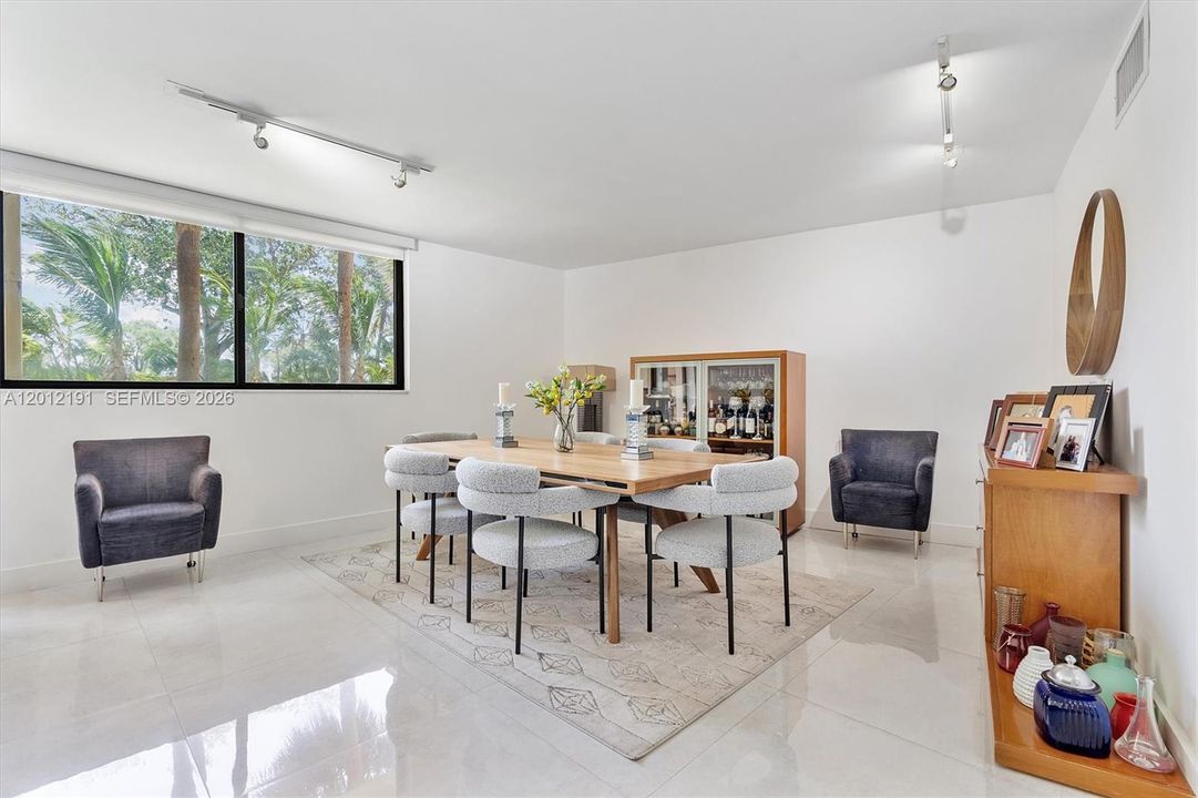 En Venta: $750,000 (2 camas, 3 baños, 2500 Pies cuadrados)