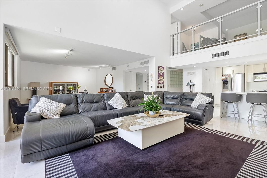 En Venta: $750,000 (2 camas, 3 baños, 2500 Pies cuadrados)