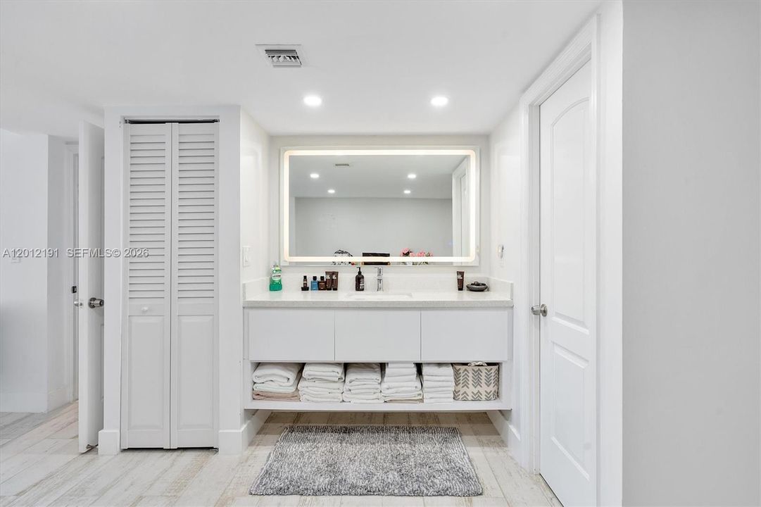 En Venta: $750,000 (2 camas, 3 baños, 2500 Pies cuadrados)