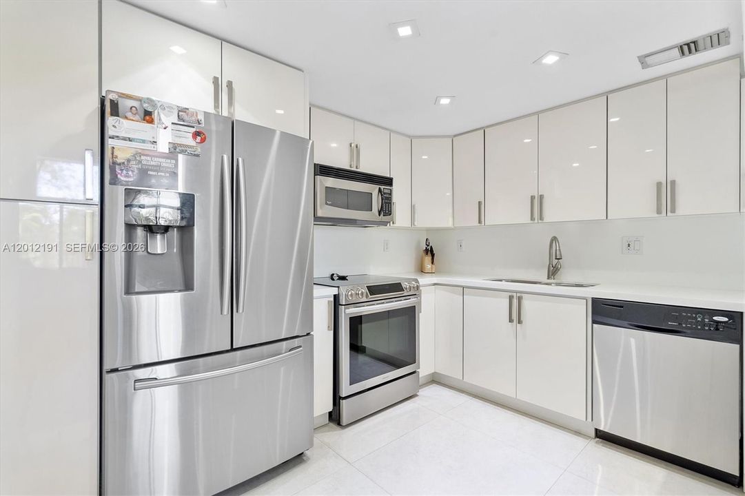 En Venta: $750,000 (2 camas, 3 baños, 2500 Pies cuadrados)